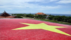 La photo « Le plus grand drapeau national en céramique du Vietnam », réalisée par l’auteur Nguyen Dang Lam, a été soumise au concours photo du journal Nguoi Lao Dong. Photo : VnExpress.