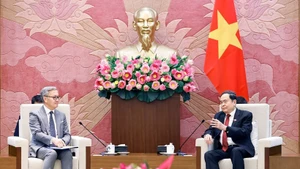 Le président de l'Assemblée nationale (AN) du Vietnam Trân Thanh Mân (droite) reçoit le ministre lao des Affaires étrangères Thongsavanh Phomvihane. Photo: VNA.