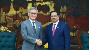 Le Premier ministre Pham Minh Chinh (droite) et le ministre lao des Affaires étrangères Thongsavanh Phomvihane. Photo: VNA.