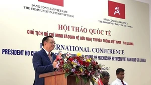 M. Nguyen Trong Nghia s'exprime lors du séminaire sur le président Hô Chi Minh et l'amitié traditionnelle entre le Vietnam et le Sri Lanka. Photo : VNA.