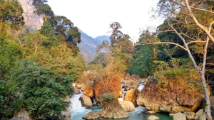 La cascade de Dau Dang se situe à l’endroit où la rivière Nang déverse ses eaux dans le lac Ba Be. Photo : Dulichhobabe.