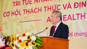 Le professeur, docteur, médecin du Peuple Le Ngoc Thanh, recteur de l’Université de Médecine et de Pharmacie prend la parole lors de la conférence. Photo : NDEL.