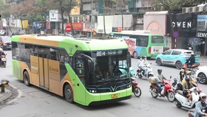 Hanoï accélère la transition vers un réseau de bus verts. Photo : Thanh Hai.