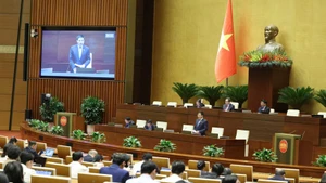 Le ministre des Finances Nguyen Van Thang clarifie les points soulevés par les députés lors de la séance plénière du 27 novembre. 