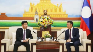 Le vice-ministre vietnamien des Affaires étrangères, Nguyen Manh Cuong (gauche) et le chef par intérim de la Commission des relations extérieures du Comité central du Parti populaire révolutionnaire du Laos (PPRL), Bounlua Phandanouvong. Photo : VNA.