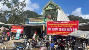 Au carrefour Roi à Tan Ky, des centaines de motos font la queue chaque jour, attendant patiemment leur tour pour être soignées. Photo : VNA.