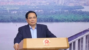 Le Premier ministre vietnamien Pham Minh Chinh préside la 21e réunion du Comité national de pilotage des ouvrages et projets clés du secteur des transports. Photo : VNA.