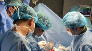 Une équipe de l'Hôpital militaire 175 effectue une opération à thorax ouvert d'urgence. Photo : Hôpital militaire 175.