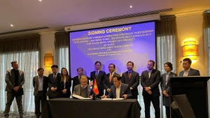 Les dirigeants de la province de Long An (actuelle province de Tay Ninh) assistent à la cérémonie de signature du protocole d’accord de partenariat stratégique dans le domaine du conseil en planification urbaine, en architecture et en technologies pour le projet de zone urbaine intelligente de Phuoc Dong, entre la société par actions IMG Phuoc Dong et la société Elenberg Fraser Australia, lors de la visite en Australie en 2022. Photo : Baodautu.