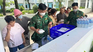 « Cantine gratuite » – un réconfort pour les habitants des zones touchées par le typhon