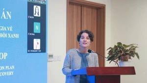 Mme Francesca Nardini, représentante résidente adjointe du PNUD au Vietnam, prend la parole lors de l’événement. Photo : Baodautu.