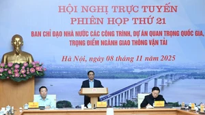 Le Premier ministre Pham Minh Chinh, qui est également le chef du Comité national de pilotage des ouvrages et projets clés du secteur des transports, préside la réunion. Photo: NDEL.