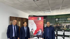 Lancement d’un livre sur le général Vo Nguyen Giap et la victoire de Dien Bien Phu à Alger. Photo : VNA.