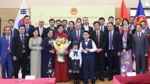 Le secrétaire général du Parti communiste du Vietnam (PCV) To Lam et son épouse rencontrent à Séoul la communauté vietnamienne en R. de Corée. Photo : VNA.
