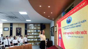 Les membres du Parti à l’ère nouvelle dans la “Zone industrielle verte” de Nam Cau Kien