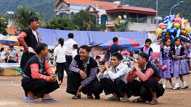 Des Mông font la promenade dans la rue ảnh 4