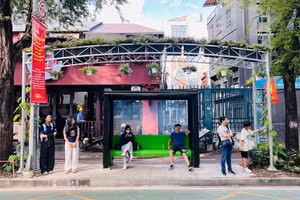 Un abribus de la rue Pasteur, agrémenté de végétation et de fleurs fraîches, offre aux passagers un espace confortable et agréable. (Photo : QUY HIEN)
