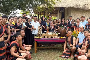 La délégation d’artisans, d’artistes et d’anciens du village respectés participe à la reconstitution de la fête « Célébration du riz nouveau ». (Photo : Comité d’organisation)