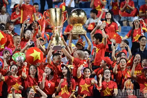 Les supporters vietnamiens colorent en rouge le stade de My Dinh: Photo: nhandan.vn