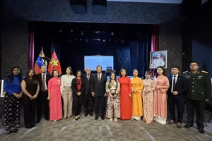 Des universitaires, des chercheurs et des cadres de l’ambassade du Vietnam au Venezuela posent pour une photo de groupe lors de la cérémonie. (Photo : Ambassade du Vietnam au Venezuela)