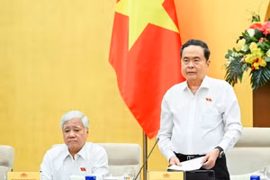 Le président de l’AN, Tran Thanh Man, prononce le discours d’ouverture de la 6e session du Comité permanent de l’Assemblée nationale. (Photo : DUY LINH)