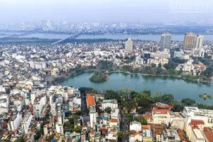 Le nord du lac Hoan Kiem est identifié comme un secteur clé du projet, avec une proposition visant à agrandir l’espace de la place et à créer un élément emblématique servant de point focal urbain. (Photo : THANH DAT)
