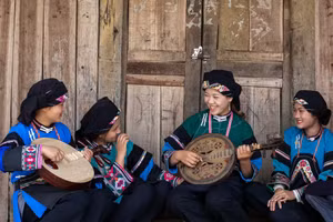 Le costume féminin des Bo Y, à la fois raffiné et élégant. Photo : baolaocai.vn