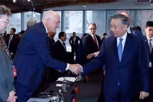 Le secrétaire général du Parti et président de la République To Lam avec les délégués participant au Forum Vietnam-Nouvelle-Zélande sur l’enseignement supérieur et la formation professionnelle. (Photo : VNA)