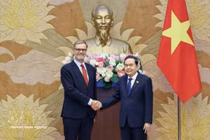 Le président de l'AN du Vietnam Tran Thanh Man (à droite) reçoit l’ambassadeur de France au Vietnam, Olivier Brochet. Photo : VNA. 
