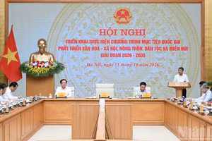 Le Premier ministre Le Minh Hung préside la conférence consacrée à la mise en œuvre du Programme national cible de développement culturel et social, rural, ethnique et montagnard pour la période 2026-2035. Photo: nhandan.vn