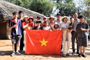 Des habitants se rendent au site historique national spécial de Kim Lien dans la matinée du 2 septembre.