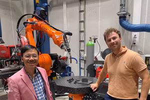 Le professeur associé Vu Viet Hung (à gauche) visite un espace d’impression 3D robotisée. Photo : VNA.