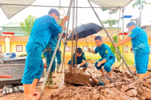 L’esprit de travail consistant à « braver le soleil et vaincre la pluie » a permis à Hanoï d’achever trois mois plus tôt que prévu le prélèvement d’échantillons sur les restes de martyrs dont l’identité n’a pas encore été établie. Photo : Tung Duong/hanoimoi.vn