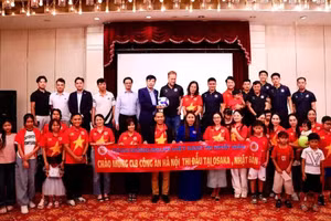 Des représentants du consulat général du Vietnam à Osaka, de l’Association des Vietnamiens de la région du Kansai et du Club de police de Hanoï, ainsi que de nombreux supporters, lors de la rencontre. (Photo : Consulat général du Vietnam à Osaka)