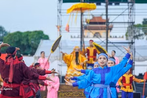 Des spectacles d'art traditionnel vietnamien sont présentés dans l'espace du festival. Photo : VNA.