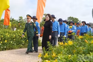 Les dirigeants du ressort central et de la province, ainsi que les délégués, participent à la cérémonie d’hommage et d’inhumation des restes de soldats volontaires et d’experts vietnamiens tombés au Cambodge et au Vietnam au cours des différentes périodes de guerre, le 9 juillet 2026, dans la province de Dong Thap. (Photo : HUU NGHIA)