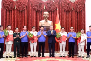 Le secrétaire général (SG) du Parti communiste du Vietnam (PCV) et président de la République To Lam et les délégués félicitent les personnes venant d’être nommées aux fonctions de procureur du Parquet populaire suprême. (Photo : DANG KHOA)