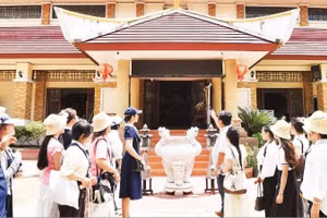 Des étudiants de l’Université pédagogique de l’Université de Da Nang devant la maison de l’Oncle Hô. Photo : nhandan.vn