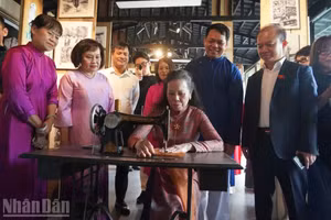 Les délégués découvrent un objet particulier : une machine à coudre, qui a accompagné la vie de nombreuses familles hanoïennes autrefois.. Photo : nhandan.vn