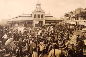 Une photographie du centre de Cho Lon à la fin du XIXe siècle est présentée dans le cadre de l’exposition « Les marchés créés par nos ancêtres ». Photo: vnexpress.net