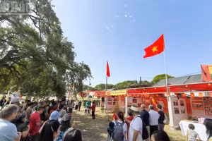 Espace d’exposition consacré au Président Hô Chi Minh et au Vietnam à l’ère du nouvel essor national, à la Fête de l’Avante 2026. (Photo : KHAI HOAN)