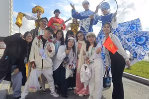 Des lycéens vietnamiens participent au WYF-2026 aux côtés de jeunes venus de différents pays. (Photo : Tuan Phong)