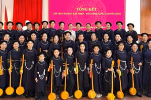 Le cours a réuni plus de 30 participants issus de six clubs de chant Then et de đàn Tính du quartier de Tan Giang. Photo : baovanhoa.vn