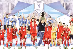 La joie des joueurs et de l’entraîneur Kim Sang-sik après avoir conservé leur titre. Photo: nhandan.vn