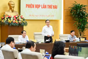 Le président de l’AN Tran Thanh Man, chef du Comité de pilotage chargé de la révision générale du système des textes normatifs, préside la réunion. (Photo : DUY LINH)