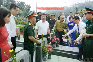 Les responsables du Commandement militaire provincial et ceux du quartier de Nam Cuong échangent sur le plan d’exhumation d’une tombe de martyr afin d’en déterminer l’identité. Photo: baolaocai.vn