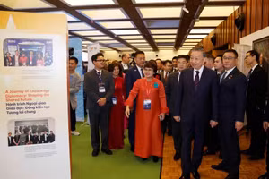Le secrétaire général du Parti communiste du Vietnam et président de la République To Lam visite l’espace d’exposition présentant les réalisations de la coopération Vietnam-Australie dans les domaines des sciences et technologies, de l’innovation, de l’investissement et de l’éducation. Photo : VNA.