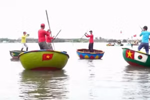 La danse du bateau-panier dans la forêt des cocotiers de Bay Mau captive les visiteurs