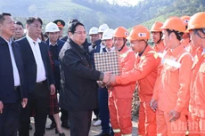 Le Premier ministre Pham Minh Chinh présente ses vœux du Nouvel An aux ouvriers travaillant sur le chantier de l’autoroute Dong Dang – Tra Linh. Photo : VNA. 