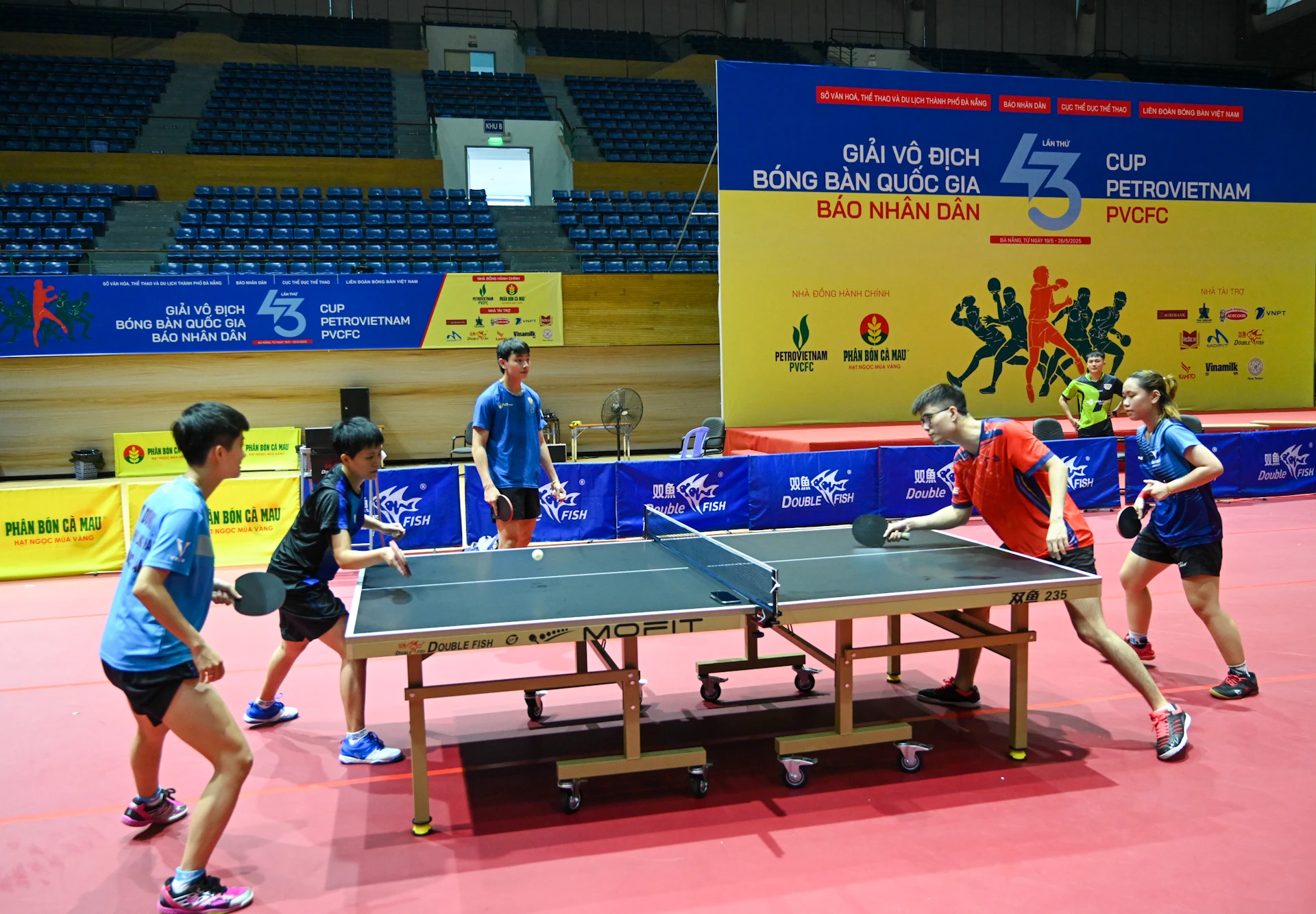 La compétition de cette année s'inscrit dans un contexte d'amélioration continue des performances du Vietnam en tennis de table, notamment grâce à l'entraînement intensif des athlètes en vue des 33e Jeux d'Asie du Sud-Est. Photo : NDEL
